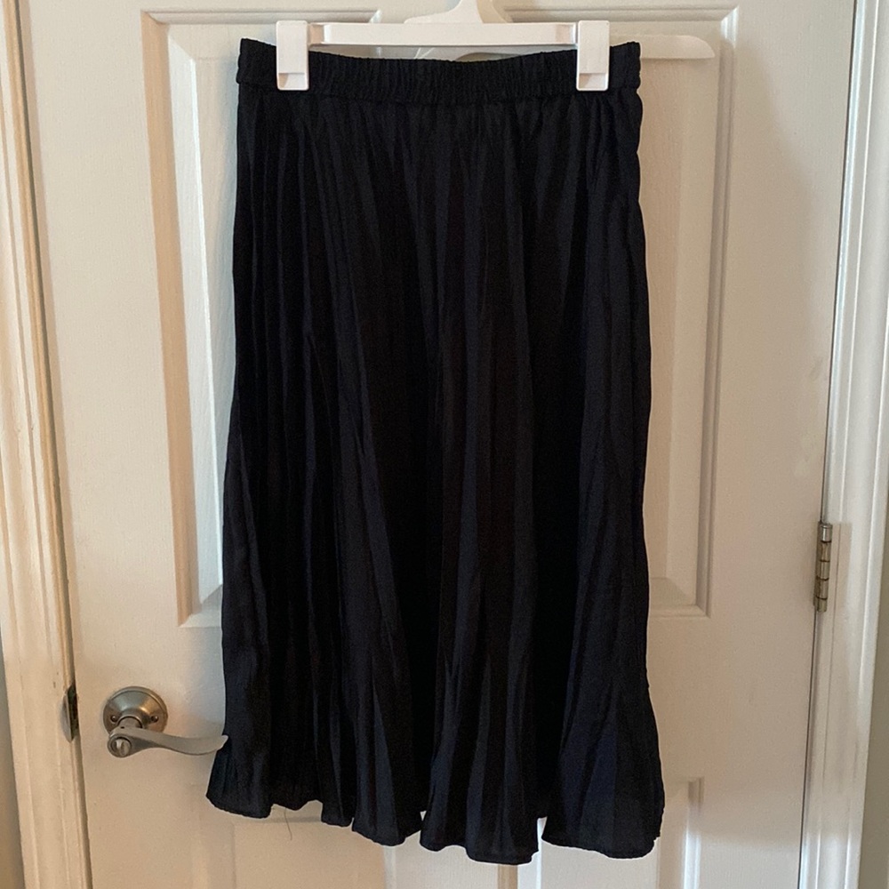 Black pleated silky skirt